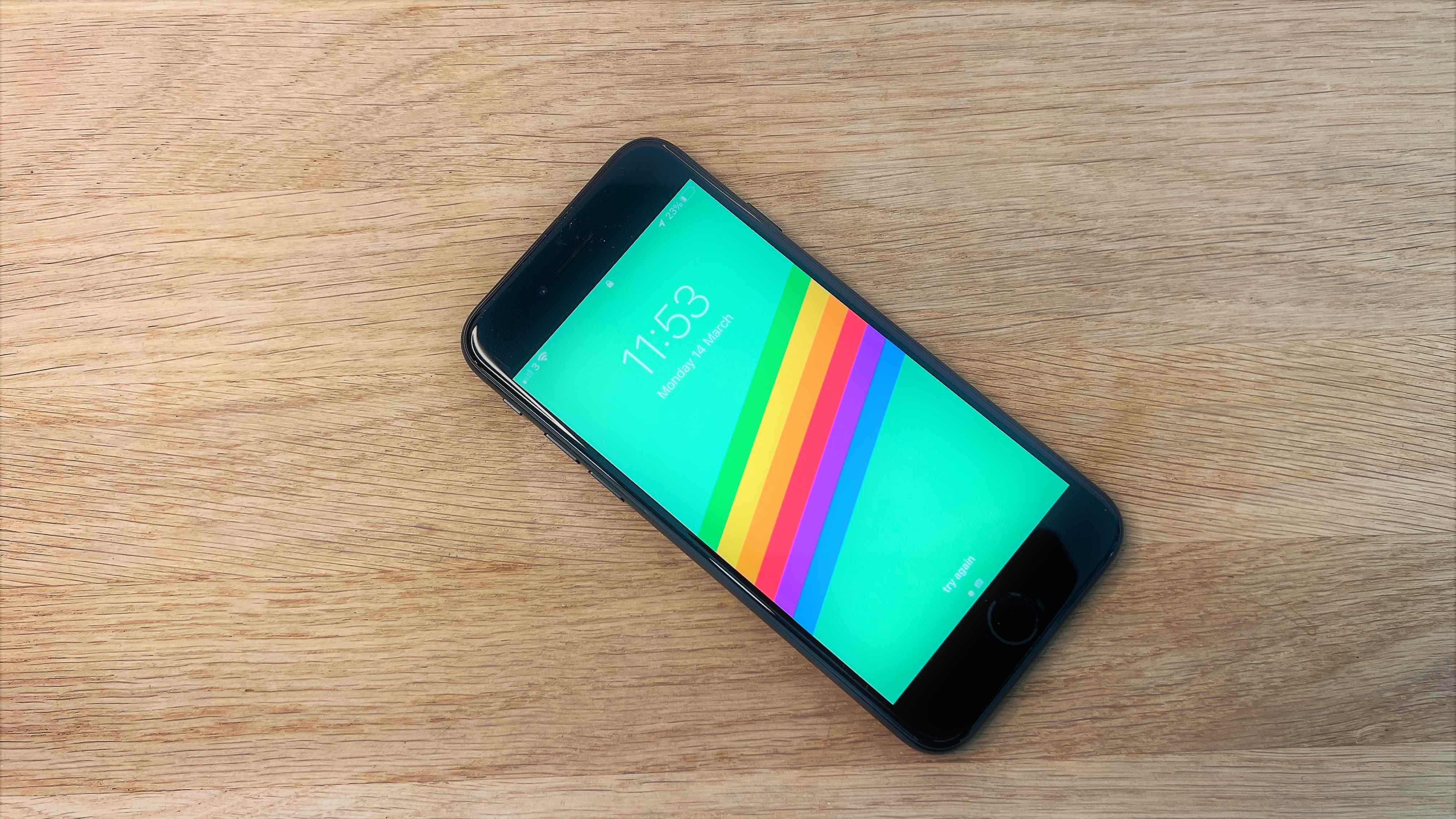 iPhone SE 2022 utilisé sur fond de bois