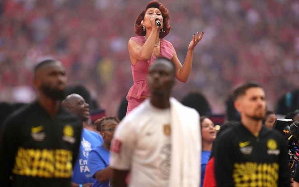 RAYE chante l'hymne national à Wembley avant la finale de la FA Cup - PA