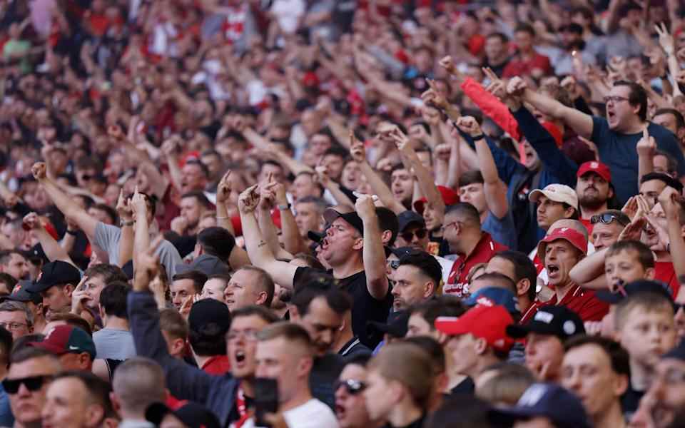 Les fans de Liverpool expriment clairement leurs sentiments lors de la lecture de l'hymne national à Wembley - EPA