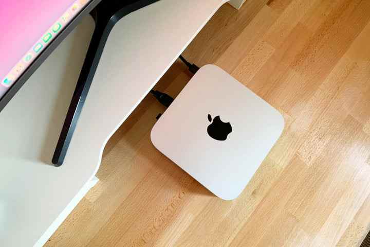 Apple Mac Mini M1 assis sur un bureau.