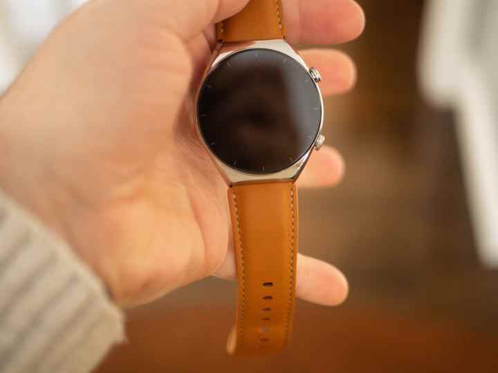 Une main tenant la smartwatch Xiaomi S1