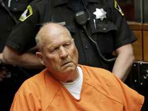 Dans cette photo d'archive du 27 avril 2018, Joseph James DeAngelo, 72 ans, le tueur présumé du Golden State, apparaît devant la Cour supérieure du comté de Sacramento à Sacramento, en Californie.