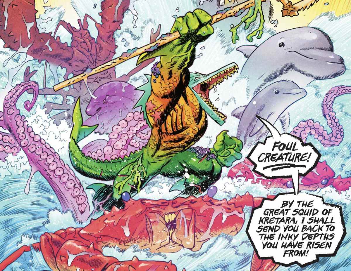 Un homme dinosaure aux écailles aux couleurs du costume d'Aquaman brandit un trident en criant un défi, chevauchant un crabe géant, entouré d'autres créatures marines redoutables dans Jurassic League #1 (2022). 
