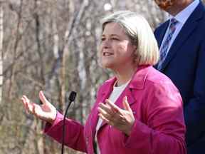 La chef du NPD de l'Ontario, Andrea Horwath, lors d'un arrêt de campagne à Sudbury le lundi 9 mai 2022.