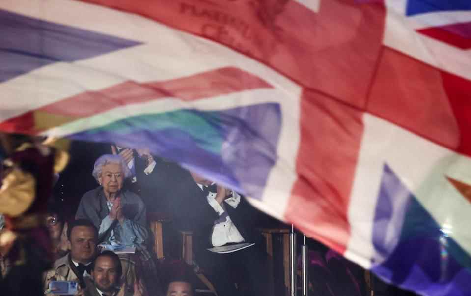   La reine Elizabeth regarde la célébration du jubilé de platine du Royal Windsor Horse Show - REUTERS/Henry Nicholls