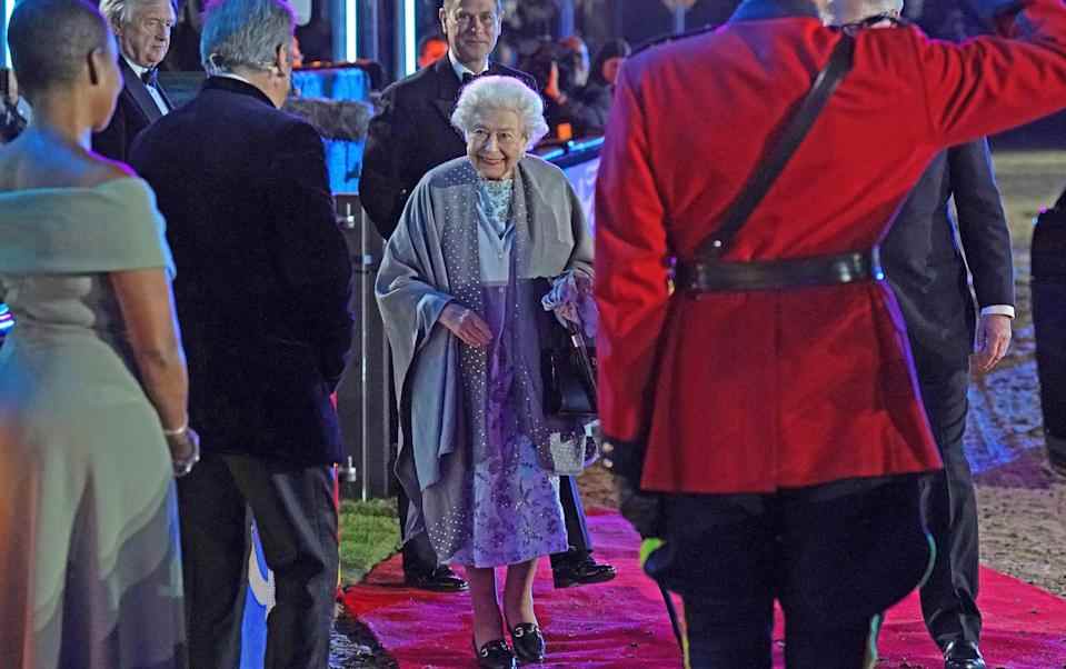 La reine monte sur le tapis rouge avec un sourire pour les personnes impliquées dans l'événement - Steve Parsons