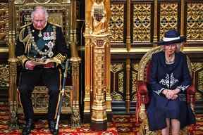 Le prince Charles, prince de Galles, lit le discours de la reine alors qu'il est assis à côté de Camilla, duchesse de Cornouailles dans la chambre de la Chambre des lords, lors de l'ouverture officielle du Parlement, au palais de Westminster le 10 mai 2022 à Londres.  Ben Stansall/Piscine WPA/Getty Images