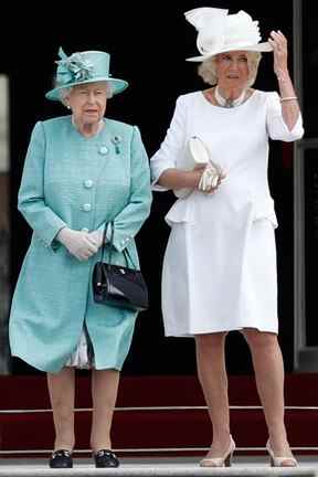 La reine Elizabeth, à gauche, aux côtés de Camilla, duchesse de Cornouailles, lors d'une cérémonie de bienvenue au palais de Buckingham, dans le centre de Londres, le 3 juin 2019. ADRIAN DENNIS/POOL/AFP via Getty Images