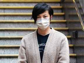 La militante pro-démocratie et chanteuse Denise Ho quitte un poste de police après avoir été libérée de sa garde à vue à Hong Kong le 30 décembre 2021, après son arrestation la veille pour « complot en vue de publier une publication séditieuse ».