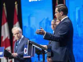 Les candidats à la direction du Parti conservateur Leslyn Lewis, Roman Baber, Jean Charest, Scott Aitchison, Patrick Brown et Pierre Poilievre participent au débat à la direction du Parti conservateur du Canada en anglais à Edmonton le 11 mai 2022.