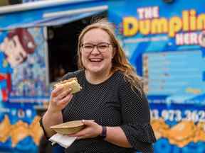 La journaliste postmédia Stephanie Babych essaie les BaoBaos au food truck The Dumpling Hero.