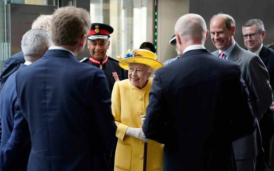 Queen tout sourire alors qu'elle ouvre officiellement la ligne Elizabeth de Crossrail à Londres - Andrew Matthews / PA