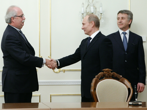 Le PDG de Novatek, Leonid Mikhelson (R), regarde Vladimir Poutine (C) serrer la main de Christophe De Margerie (L), PDG du géant pétrolier français Total, dans la résidence de Poutine à l'extérieur de Moscou, le 2 mars 2011.