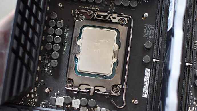 Un processeur Intel Core i9-12900KS installé dans une carte mère.