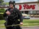 Un policier de Buffalo travaille sur les lieux d'une fusillade dans un supermarché Tops à Buffalo le 17 mai 2022. 