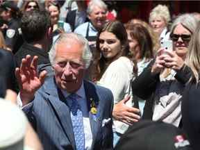 Le prince Charles visite le marché By à Ottawa mercredi.