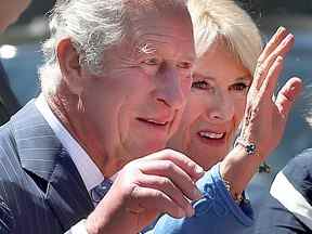 Le prince Charles et Camilla, duchesse de Cornouailles, visitent le marché By à Ottawa mercredi.