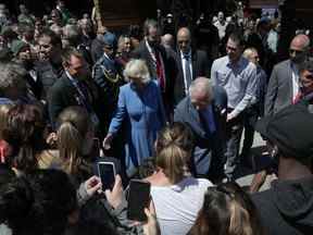 Le prince Charles et Camilla, duchesse de Cornouailles, visitent le marché By à Ottawa mercredi.