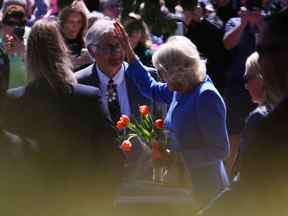La duchesse de Cornouailles salue la foule après avoir assisté à une cérémonie au Monument commémoratif de guerre du Canada à Ottawa le 18 mai 2022.