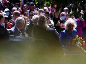 La duchesse de Cornouailles et le prince de Galles partent après avoir assisté à une cérémonie au Monument commémoratif de guerre du Canada à Ottawa le 18 mai 2022.