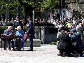 La duchesse de Cornouailles et le prince de Galles signent un livre au Monument commémoratif de guerre du Canada à Ottawa le 18 mai 2022.
