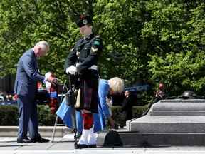 La duchesse de Cornouailles et le prince de Galles déposent une couronne et des fleurs au Monument commémoratif de guerre du Canada à Ottawa le 18 mai 2022.