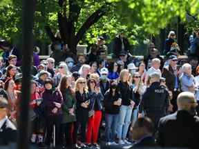 Des foules se sont rassemblées le long de la rue Elgin pour voir la duchesse de Cornouailles et le prince de Galles déposer une couronne et des fleurs au Monument commémoratif de guerre du Canada à Ottawa le 18 mai 2022.