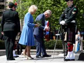 La duchesse de Cornouailles et le prince de Galles déposent une couronne et des fleurs au Monument commémoratif de guerre du Canada à Ottawa le 18 mai 2022.