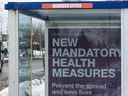 Un panneau dans un arrêt de bus annonce des mesures sanitaires pendant la pandémie de COVID-19. 