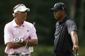 Dans cette photo d'archive du 3 septembre 2009, Tiger Woods, à droite, s'entretient avec Seth Waugh lors de la manche pro-am du championnat de la Deutsche Bank à Norton, Mass. (AP Photo/Stew Milne)