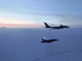 Des jets canadiens et américains interceptent un avion de reconnaissance maritime russe Tu-142 en 2020.