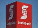 PHOTO DE FICHIER: Le logo de la Banque de Nouvelle-Écosse (Banque Scotia) est visible à l'extérieur d'une succursale à Ottawa, Ontario, Canada, le 14 février 2019. REUTERS / Chris Wattie / File Photo