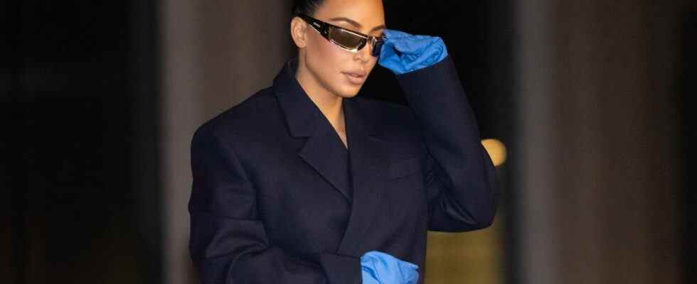 Kim essaie vraiment de faire des gants de plage une chose