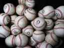 Des balles de baseball sont vues après avoir été frottées de boue par des arbitres avant un match lors des Jeux olympiques de Tokyo 2020 au stade de baseball de Yokohama à Yokohama, au Japon, le 30 juillet 2021.