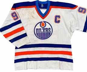 COMPLET AVEC DES TACHES DE CHAMPAGNE : le chandail des Oilers de 1988 de Wayne Gretzky porté lors de son dernier match à Edmonton.  VENTES AUX ENCHÈRES DE FLANELLE GRISE