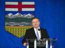Jason Kenney prend la parole lors d'un événement à Spruce Meadows à Calgary le mercredi 18 mai 2022. Au cours de son discours, il a annoncé qu'il quittait son poste de chef du parti UCP de l'Alberta. 