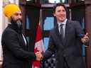 Le chef du NPD Jagmeet Singh et le premier ministre Justin Trudeau posent pour les photographes le 24 mars 2022, peu après avoir conclu un accord dans lequel le NPD soutiendrait les libéraux minoritaires pour le reste du mandat.