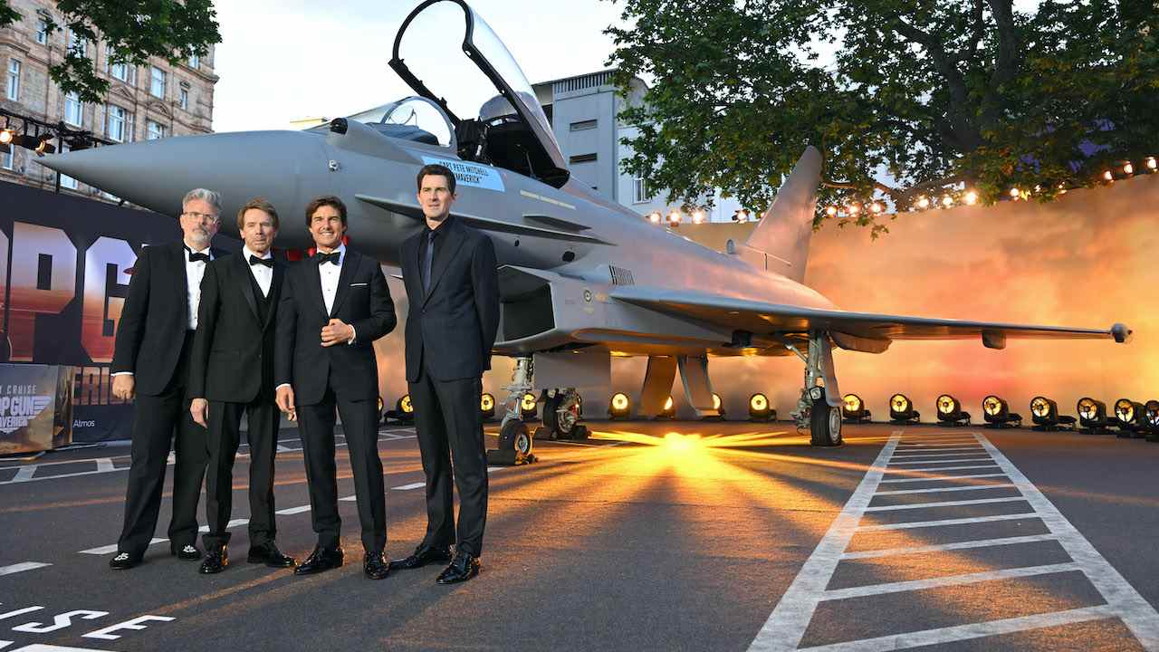 (LR) Christopher McQuarrie, Jerry Bruckheimer, Tom Cruise et Joseph Kosinski assistent à la représentation royale de 