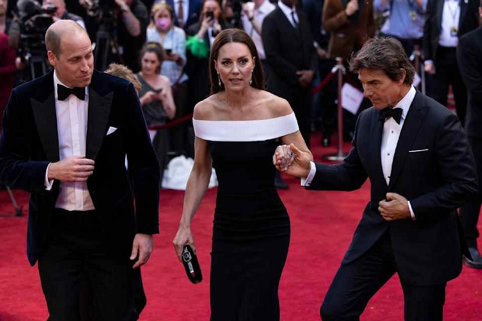 Le prince William, duc de Cambridge et Catherine, duchesse de Cambridge sont accompagnés de l'acteur vedette Tom Cruise à leur arrivée pour le 