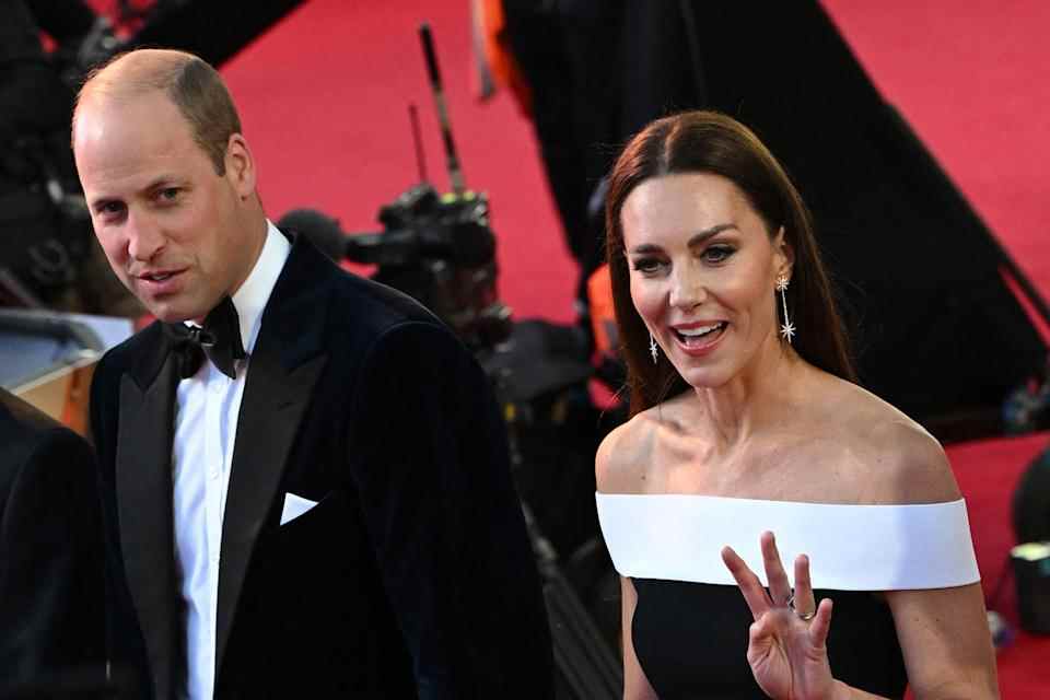 Le prince britannique William, duc de Cambridge, (L) et la britannique Catherine, duchesse de Cambridge, (R) arrivent sur le tapis rouge pour la première britannique du film 