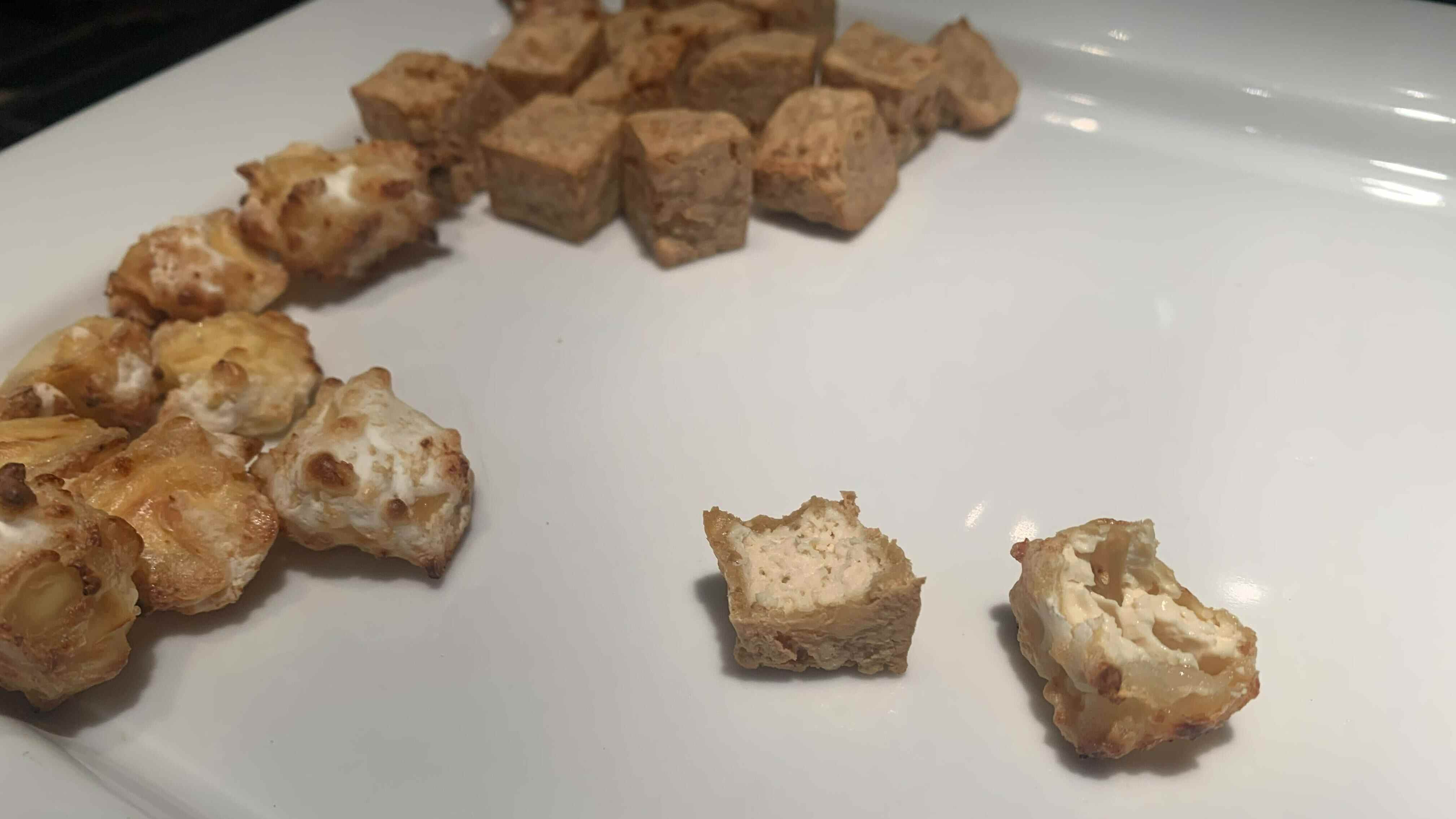 Tofu cuit.  Le tofu soyeux (à droite) a des couches et un croustillant plus fin.  Le tofu plus spongieux (à gauche) a une croûte plus épaisse et une texture de tofu plus dense