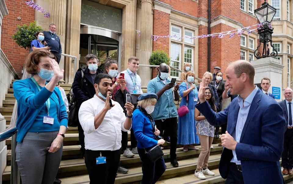 Le duc de Cambridge reçoit un accueil chaleureux du personnel alors qu'il part après avoir visité le Royal Marsden Hospital - AFP