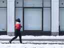 Une femme passe devant un magasin fermé à Montréal le 9 février 2021 pendant la pandémie de COVID-19.