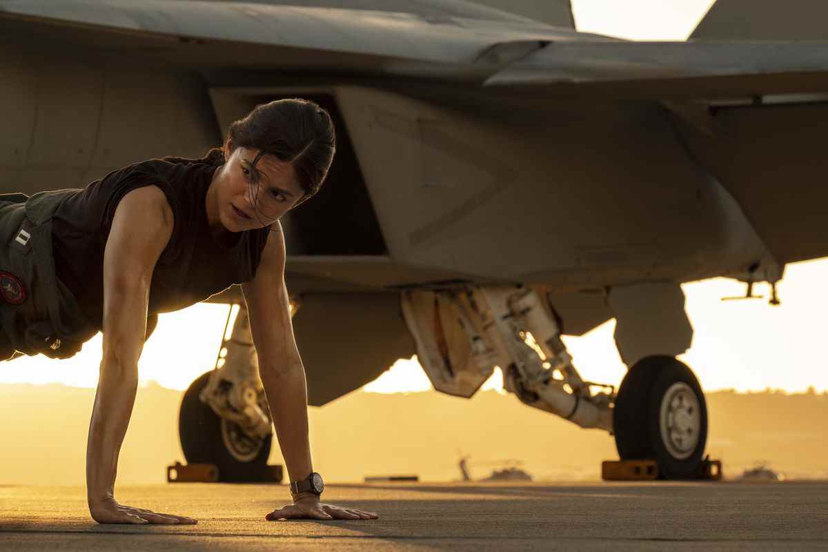 Monica Barbaro fait des pompes avec un avion de chasse dans Top Gun : Maverick