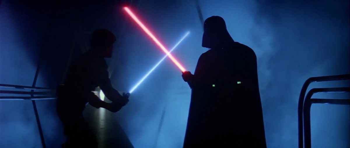 Luke et Vador s'affrontent dans L'Empire contre-attaque, silhouettes sombres avec leurs sabres laser flamboyants. 