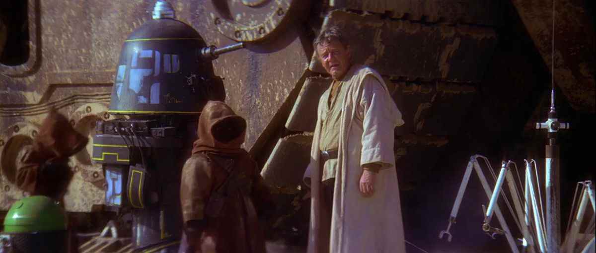 L'oncle Owen regarde avec découragement le petit Jawa qui vient d'essayer de lui escroquer son argent en lui vendant un droïde cassé dans Star Wars : Un nouvel espoir. 