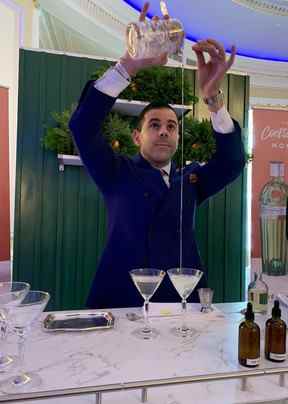 Le maître mixologue Ago Perrone démontre l'art de préparer le martini parfait - remué, pas secoué.