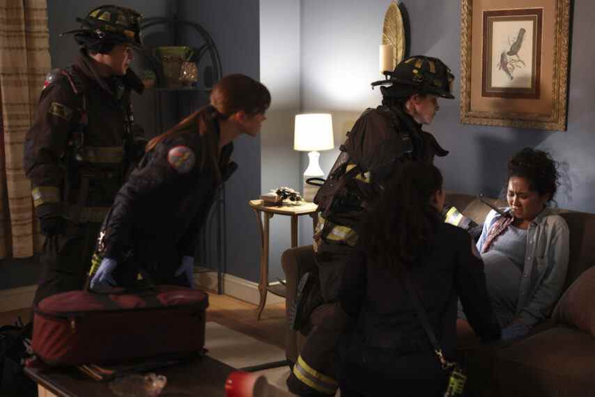 Caitlin Carver comme Emma Jacobs, Miranda Rae Mayo comme Stella Kidd, Hanako Greensmith comme Violet dans Chicago Fire