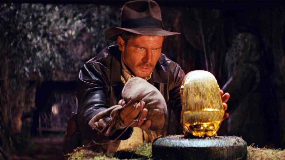Harrison Ford dans le rôle d'Indiana Jones retirant un artefact d'un piédestal dans Raiders of the Lost Ark