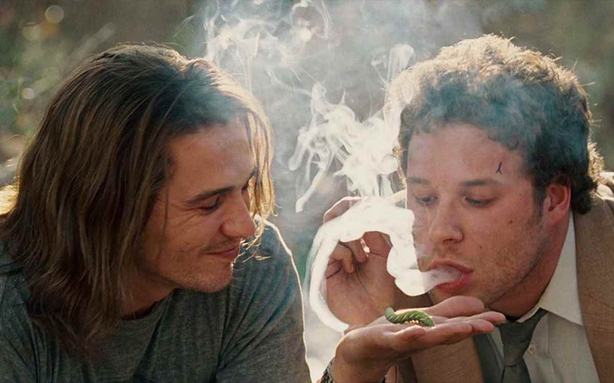James Franco et Seth Rogen dans le rôle de Saul Silver et Dale Denton soufflant de la fumée d'herbe sur une chenille dans Pineapple Express.